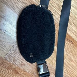 Lululemon black sherpa belt bag
